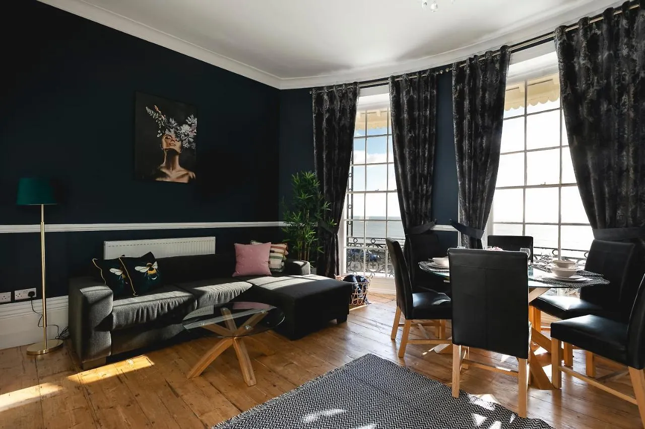 Marine Parade Sea View 2-Bedroom Apartment Hove